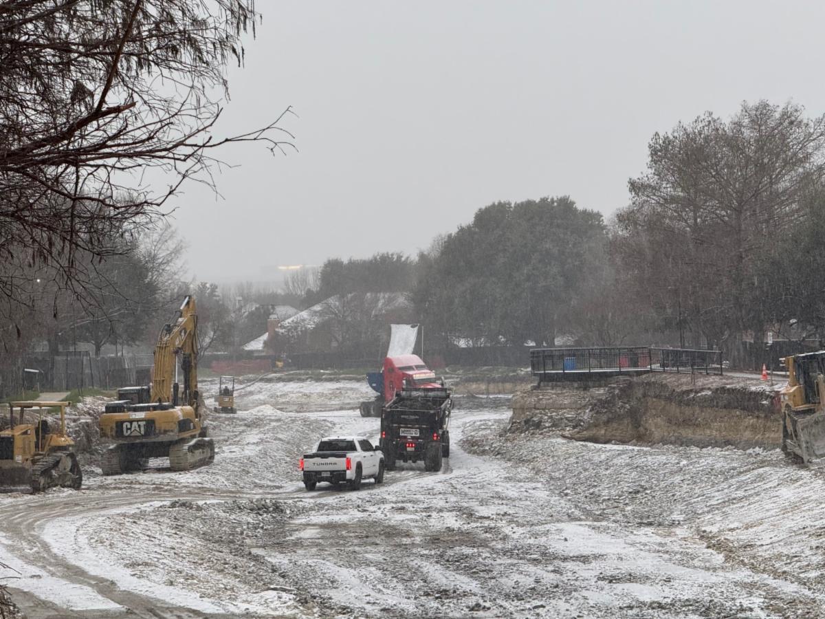 Les Lacs Pond Snow.jpg